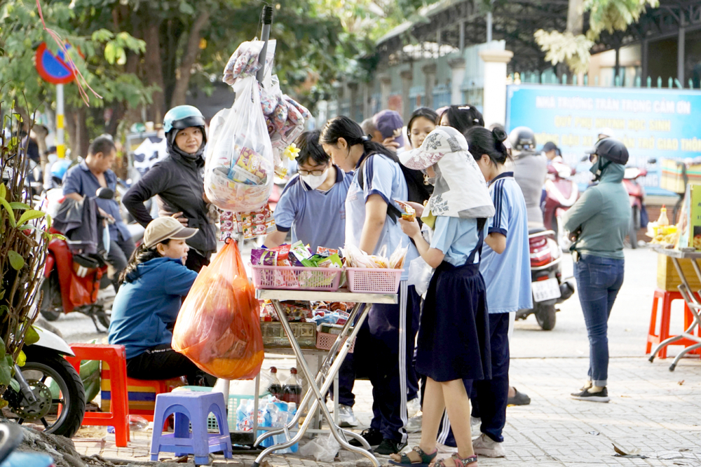 Học sinh tụ tập mua hàng rong trước cổng Trường THCS Ngô Chí Quốc (TP Thủ Đức)