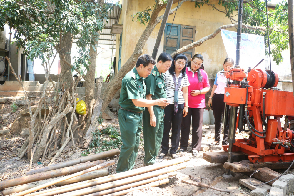 Đoàn công tác đến kiểm tra công trình giếng nước mà chương trình “Đồng hành cùng phụ nữ biên cương”  đã hỗ trợ bà con ở huyện Hướng Hóa