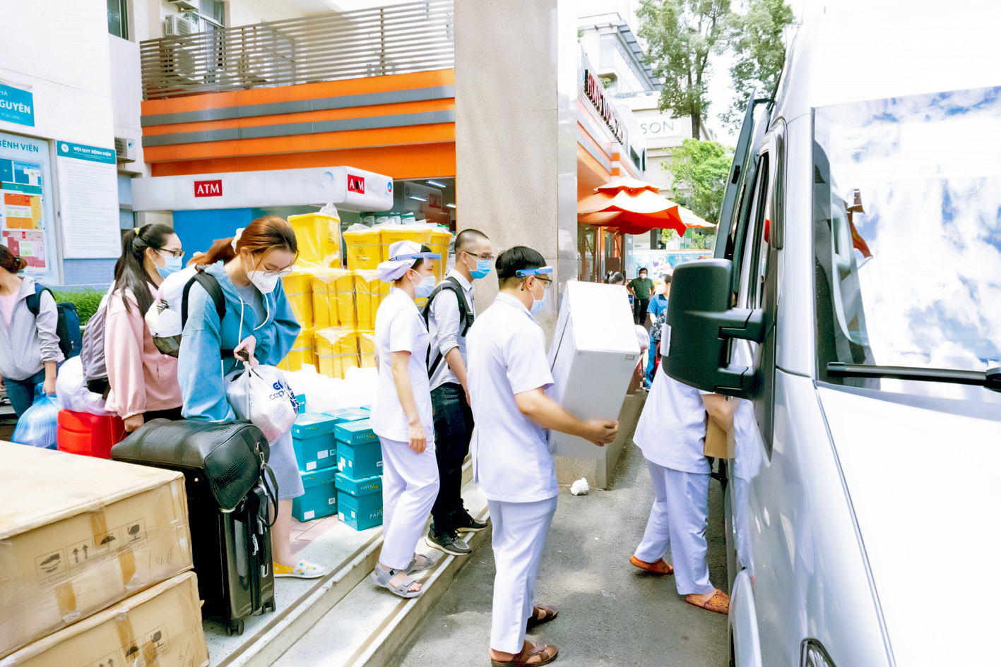 Nhân viên y tế của Bệnh viện Hùng Vương lên đường chi viện cho Bệnh viện Dã chiến  số 16 trong giai đoạn dịch COVID-19