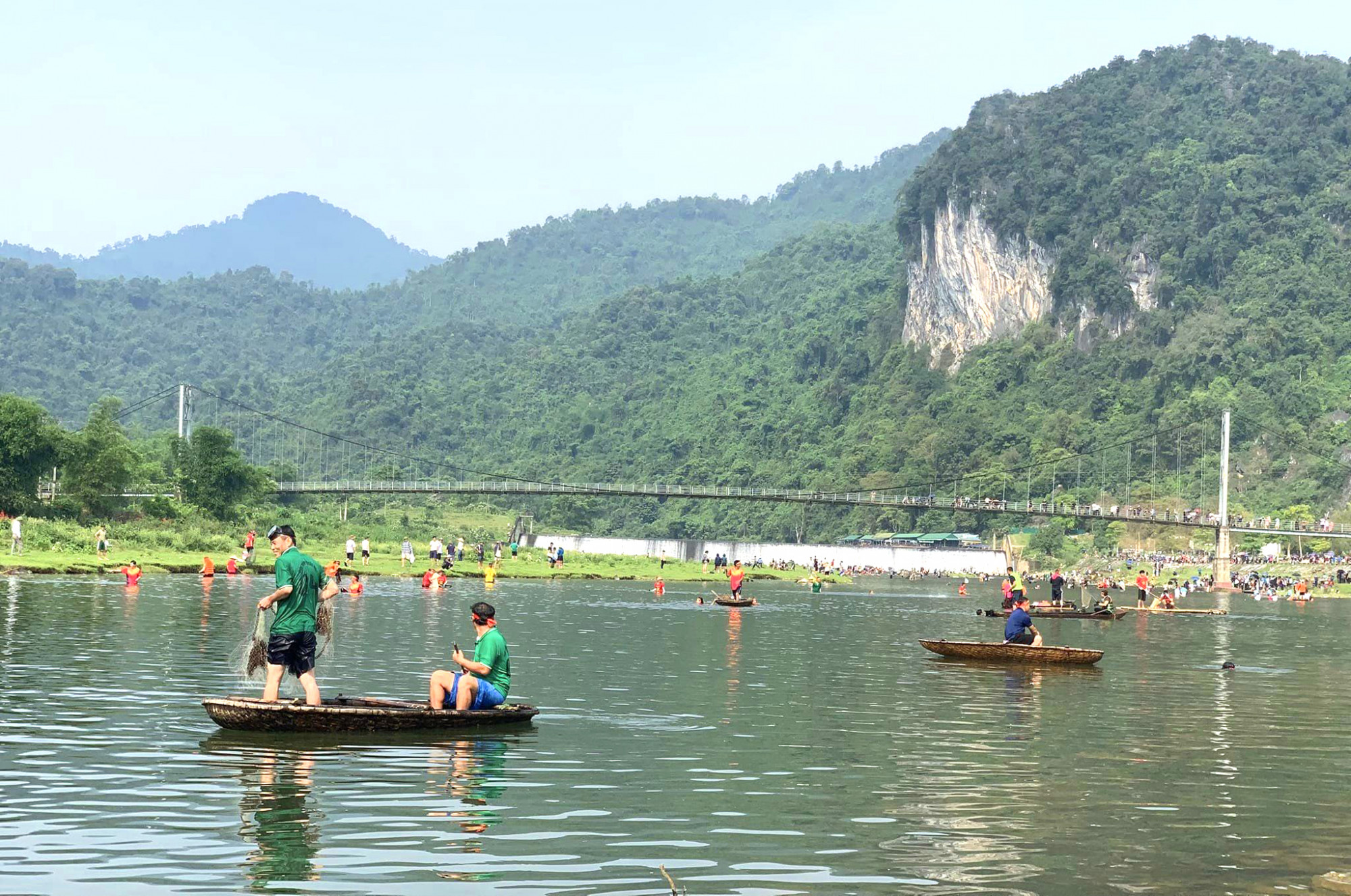 Người tham gia hội thi bắt cá trên sông Giăng chỉ được sử dụng lưới hoặc chài - Ảnh: Quỳnh Tây