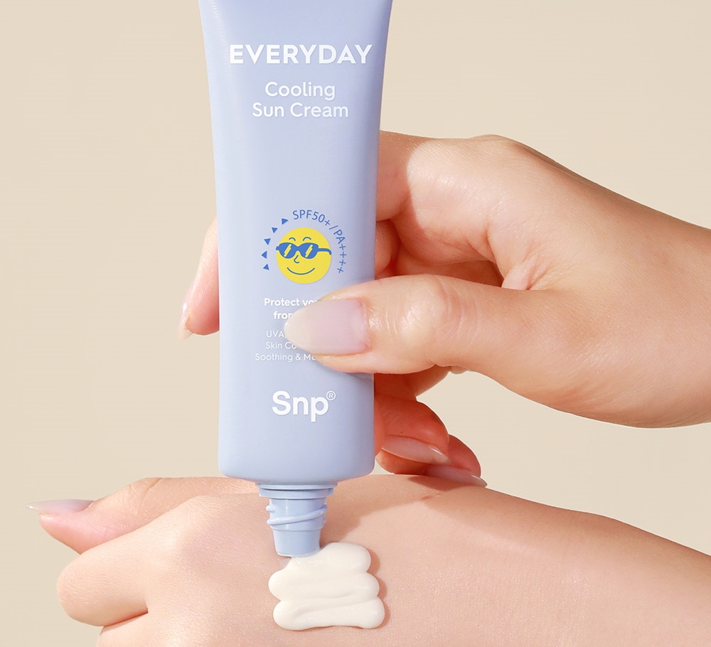 SNP Cooling Sun Cream SPF50+ PA++++: Ngoài tác dụng chống nắng, sản phẩm còn có tác dụng làm mát da tức thời, duy trì độ ẩm, chống nhăn và dưỡng trắng, làm dịu làn da bị kích ứng vì nhiệt. Kem chứa thành phần dưỡng ẩm cho cảm giác mát rượi, nhẹ thoáng như không bôi, không để lại bết dính, nhờn dính như các loại kem chống nắng thông thường. Sản phẩm phù hợp với da dầu, nhạy cảm, loại da dễ bị kích ứng, có giá 230.000 đồng.