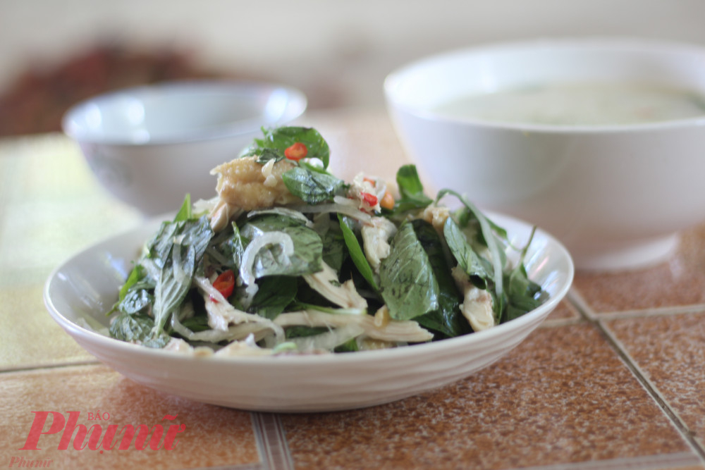 Salad gà xé Việt Nam (Gỏi gà) (Gỏi gà xé Việt Nam) Gỏi gà là món gỏi truyền thống của người Việt. Món salad ngọt, mặn, giòn và thơm này được làm từ sự kết hợp của thịt gà xé nhỏ nấu chín, cà rốt, hành tây, ngò, bạc hà và đôi khi là bắp cải. Tất cả các nguyên liệu làm gỏi được cho vào tô, trộn đều, sau đó rưới nước sốt gồm chanh, nước mắm, ớt, tỏi và đường.  Trước khi phục vụ, món salad tốt cho sức khỏe thường được phủ thêm đậu phộng rang và hẹ chiên giòn.