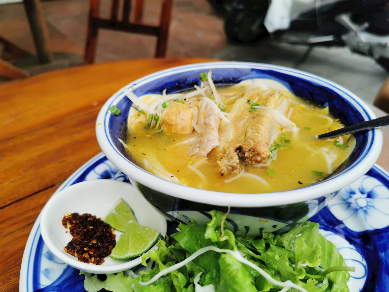 Bún bò Huế (Bún bò Huế) (Bún Sáng Huế, Bún bò) Bún bò Huế là món súp chủ yếu của người Việt được dùng vào bữa sáng theo truyền thống, bao gồm nước dùng xương heo và xương bò, bún , sả, mắm tôm, nước cốt chanh và nhiều loại rau thơm. Món súp cay hơn nhiều so với hầu hết các món súp của Việt Nam và hương vị của nó thường được mô tả là đậm đà và phức tạp.  Nó có nguồn gốc ở thành phố Huế, nhưng không có nhiều thông tin về nguồn gốc hoặc nhà phát minh chính xác của nó. Các món bổ sung thông thường bao gồm ức thái lát hoặc cua viên, nhưng mỗi đầu bếp đều chế biến món ăn này với một chút biến thể. Nhiều người tin rằng bún bò Huế thâm nhập vào xã hội chủ đạo theo trật tự hoàng gia và chịu ảnh hưởng từ ẩm thực cung đình.  Bất kể nguồn gốc, món súp vẫn là món ăn sáng ngon miệng và rẻ tiền.