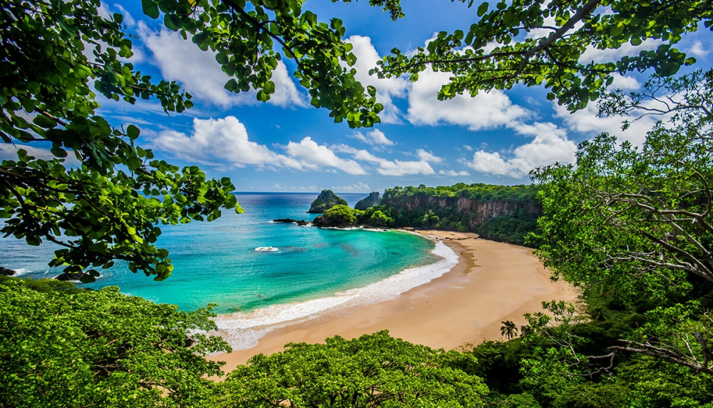 Baia do Sancho nằm trên đảo núi lửa Fernando de Noronha, với bãi cát dài thoải, nguyên sơ, nước biển trong vắt và không quá đông du khách.