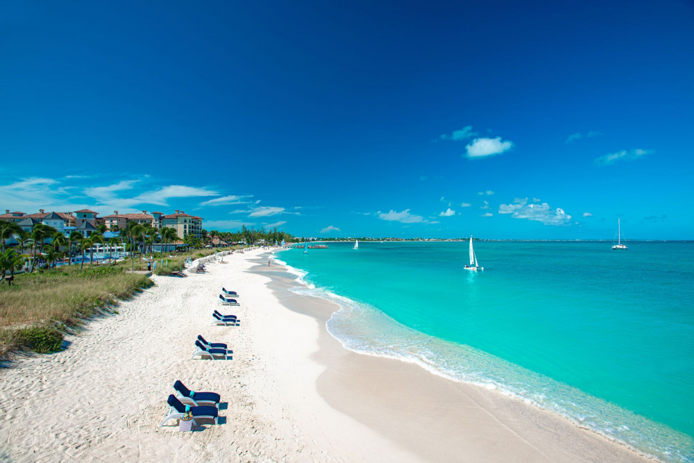 Bãi biển Grace Bay, Turks và Caicos: Đây là bãi biển công cộng với tổng cộng 9 lối vafo. Nơi đây được coi là nơi thân thiện với các gia đình có trẻ nhỏ vì có nhiều tiện ích như nhà tắm, quán ăn ở ngay gần. Nước biển rất sạch và lặng, hợp để bơi lội, thư giãn.