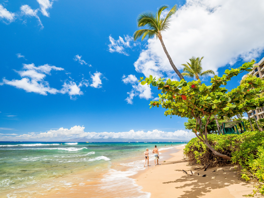 Tại Hawaii với bãi biển Ka'anapali thu hút rất nhiều khách du lịch mỗi khi hè về bãi cát trắng và làn nước trong vắt, thích hợp với những người thích lặn với ống thở. Bãi biển kéo dài hàng kilomet, xinh đẹp, hoang sơ với đầy đủ các nhà hàng, và cửa hàng bán đồ thủ công xinh xắn.