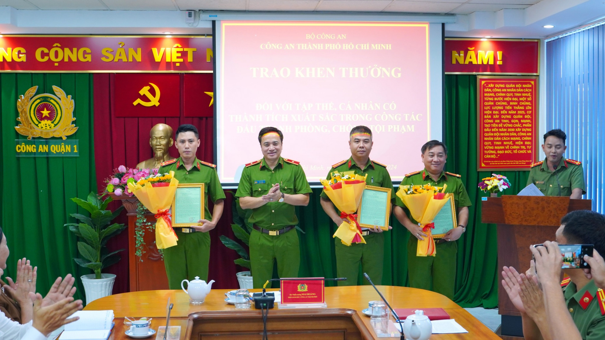 Thiếu tướng Mai Hoàng - Phó giám đốc Công an TPHCM khen thưởng với các tập thể, cá nhân.