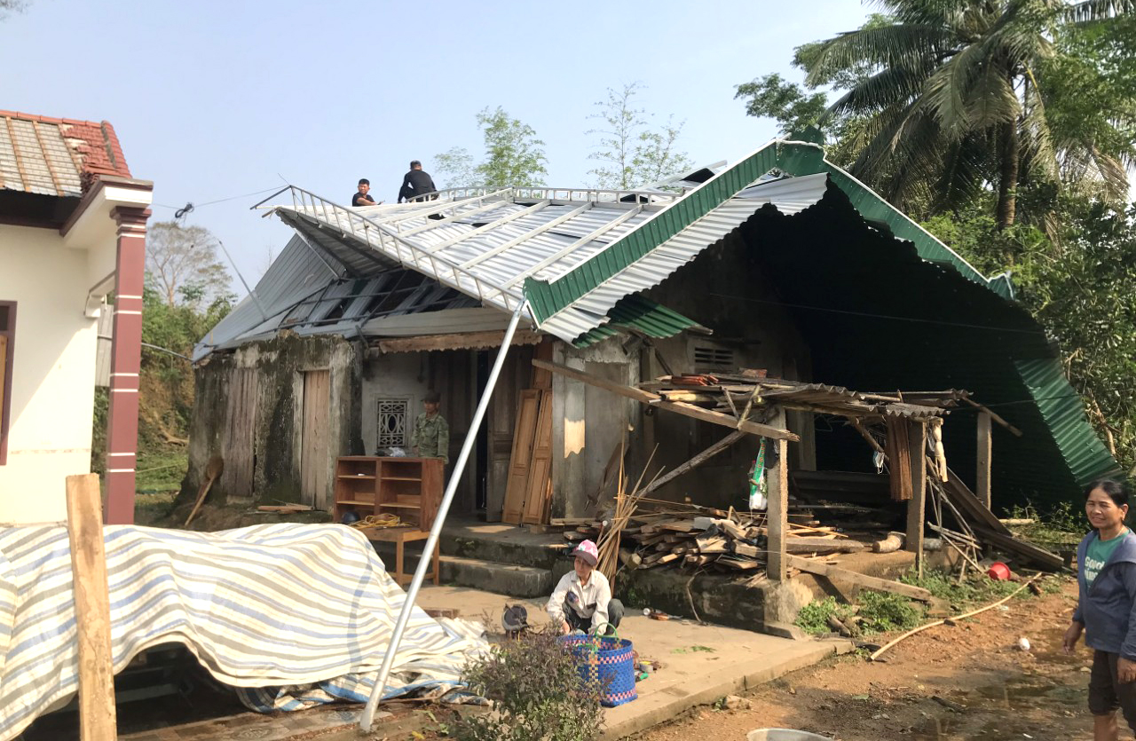 Nhà dân ở huyện Anh Sơn bị lốc xoáy hất tung mái - Ảnh: Nguyễn Cường