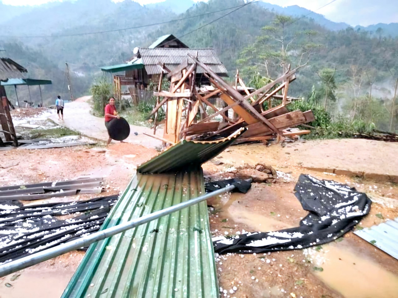 Một nhà dân ở huyện Kỳ Sơn bị đổ sập - Ảnh: Khánh Trung