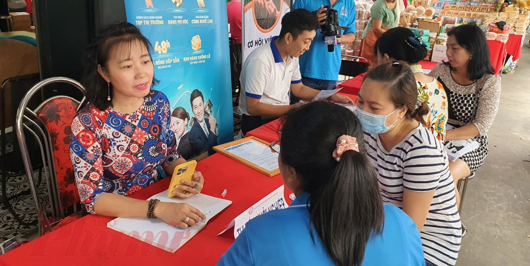 Các đơn vị đang trao đổi và phỏng vấn người lao động có nhu cầu tìm kiếm việc làm - Ảnh minh hoạ