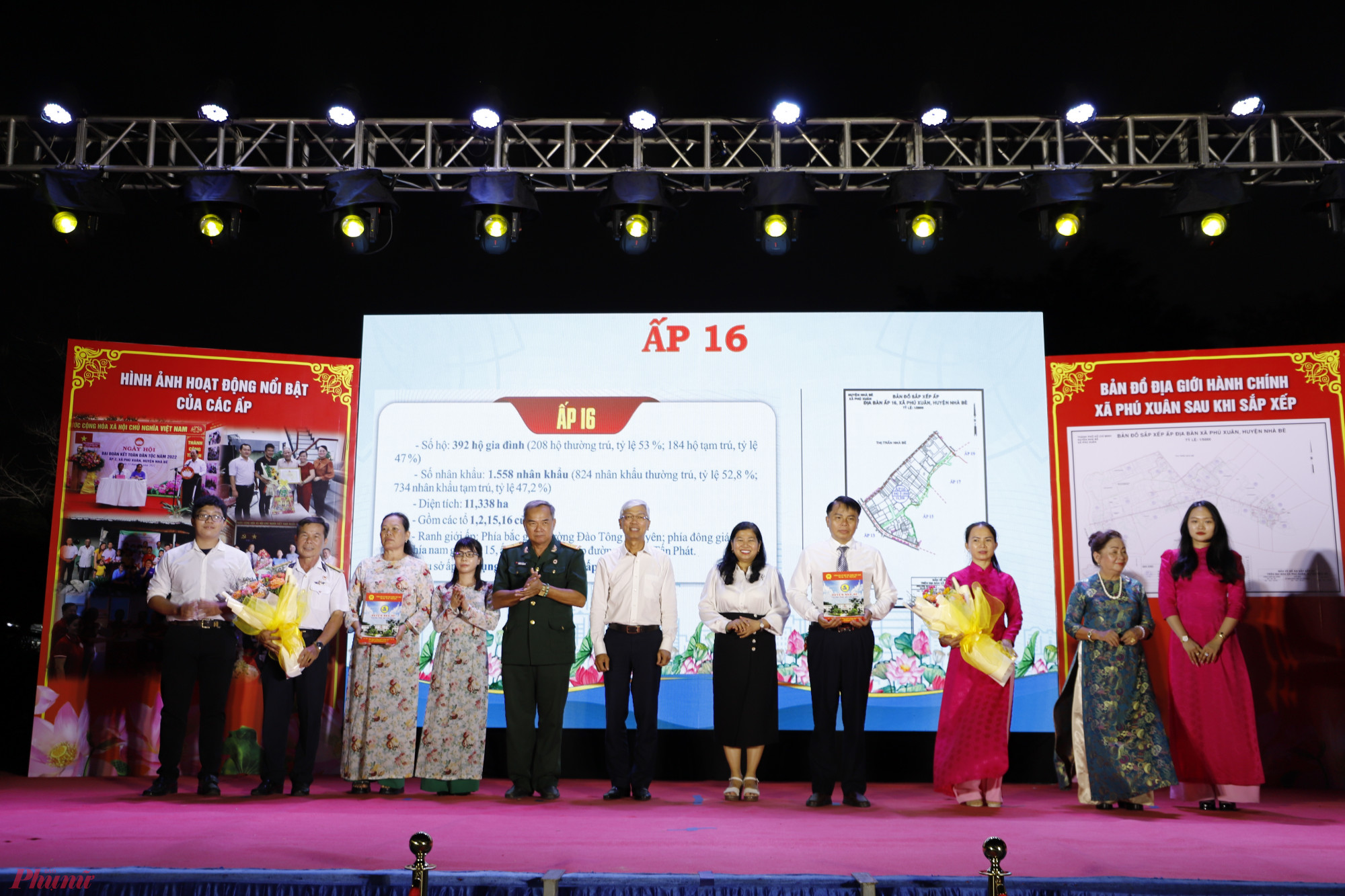 Phó Chủ tịch UBND TPHCM Võ Văn Hoan (áo trắng ở giữa) trao quyết định và hoa chúc mừng ban điều hành các ấp mới.