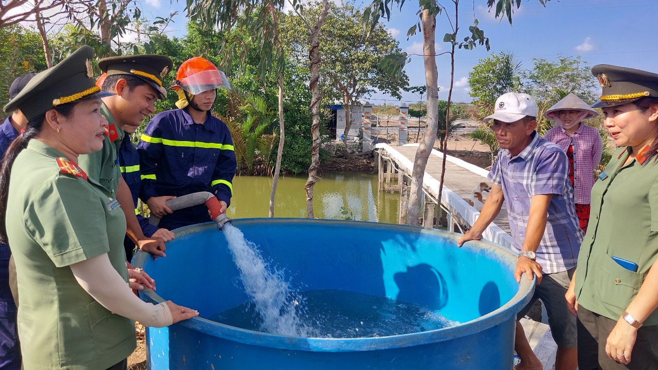 Lực lượng công an Sóc Trăng hỗ trợ nước sạch cho người dân huyện Trần Đề