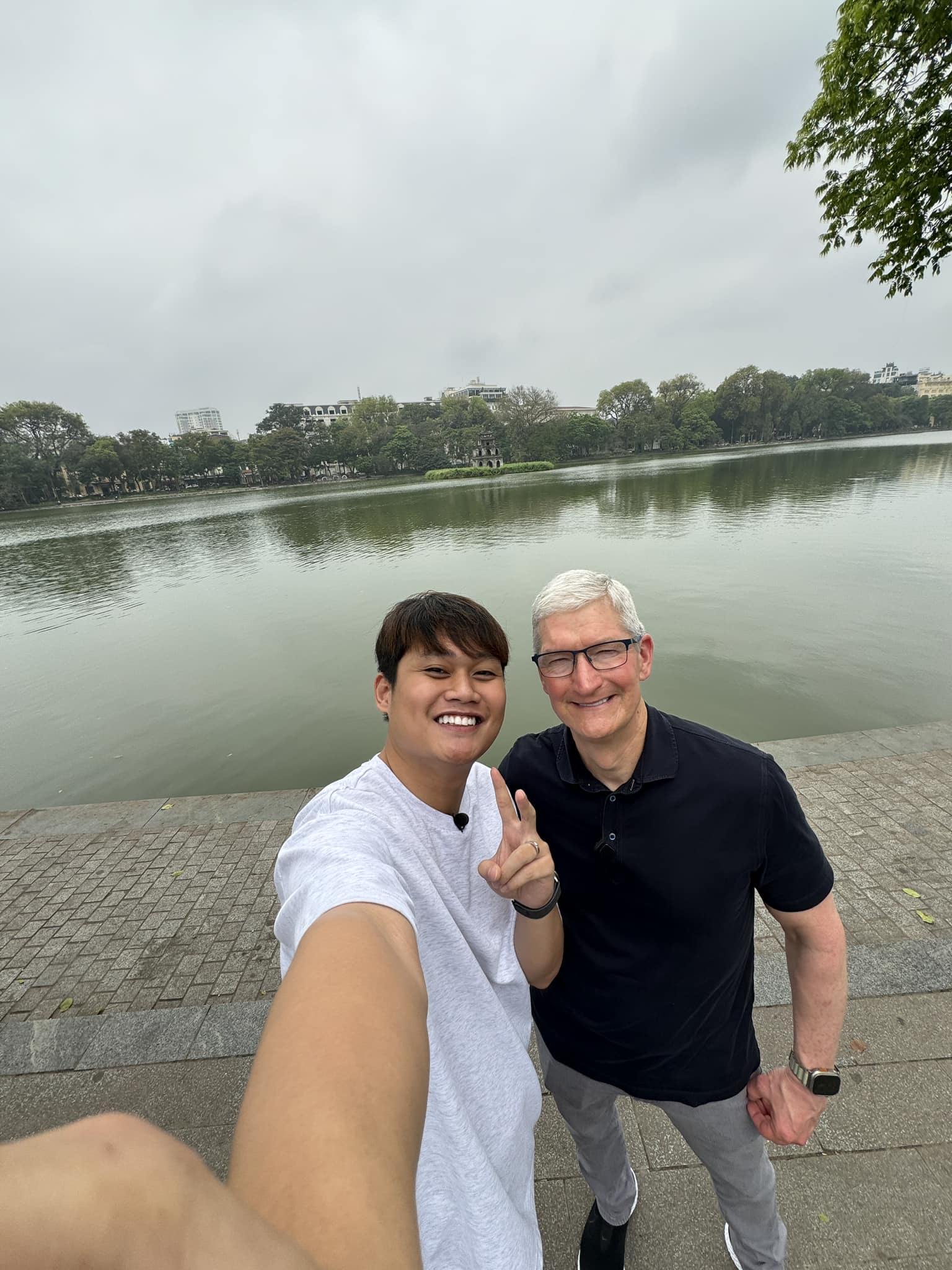 Duy Thẩm chia sẻ hình ảnh selfie cùng Tim Cook trên trang cá nhân