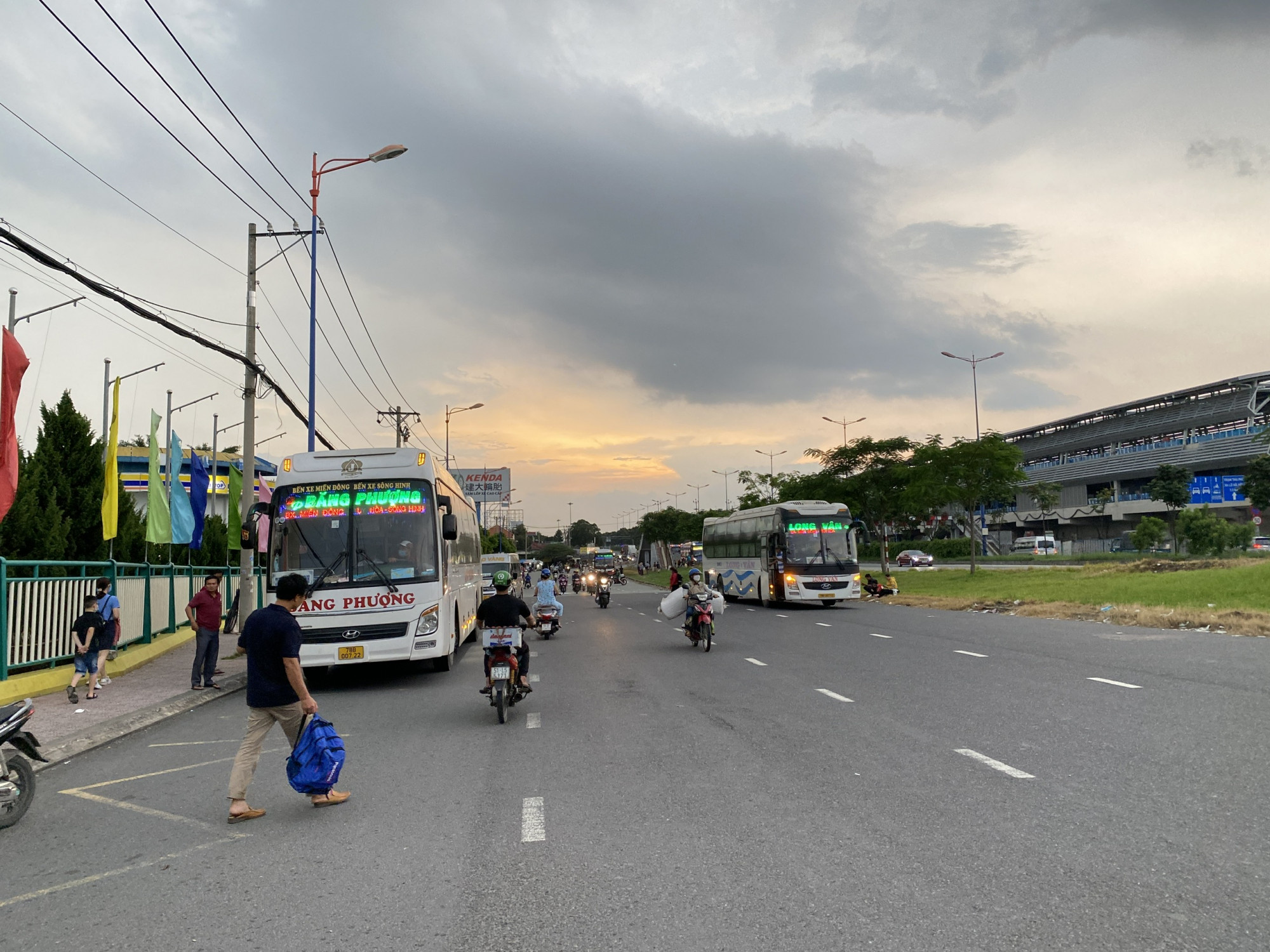 Xe khách dừng, đón khách trước Khu du lịch Suối Tiên.