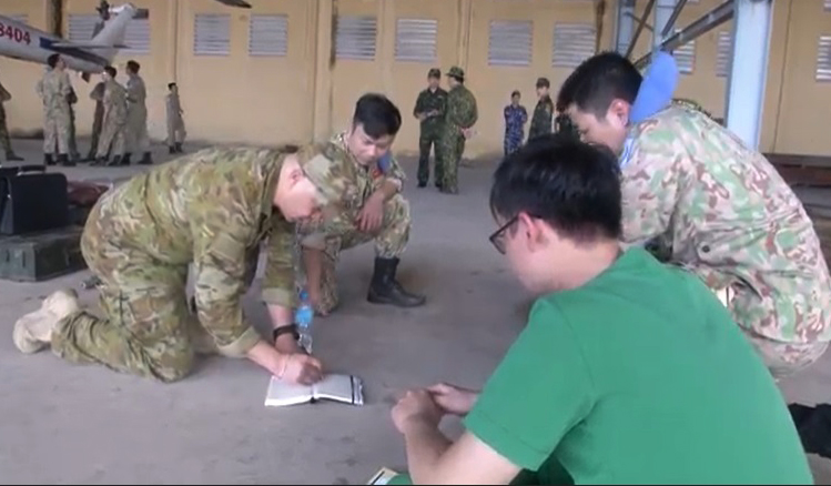 Nhân viên tại Bệnh viện Quân y 175 đang tập huấn với chuyên gia nước ngoài về cấp cứu chấn thương quốc tế