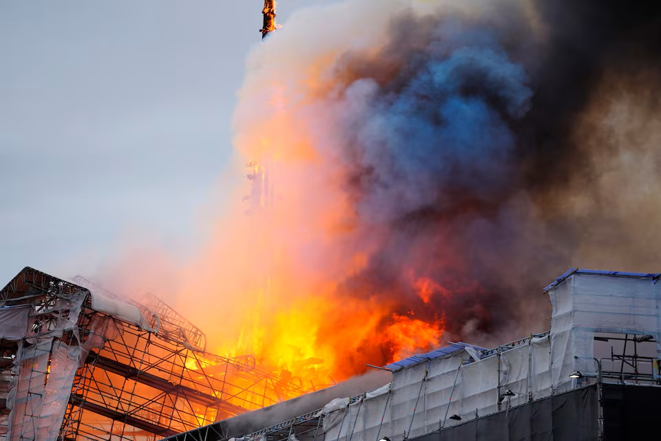 Khói bốc lên trong vụ hỏa hoạn tại Sở giao dịch chứng khoán cũ ở Copenhagen, Đan Mạch - Ảnh: Ritzau Scanpix/Ida Marie Odgaard/REUTERS