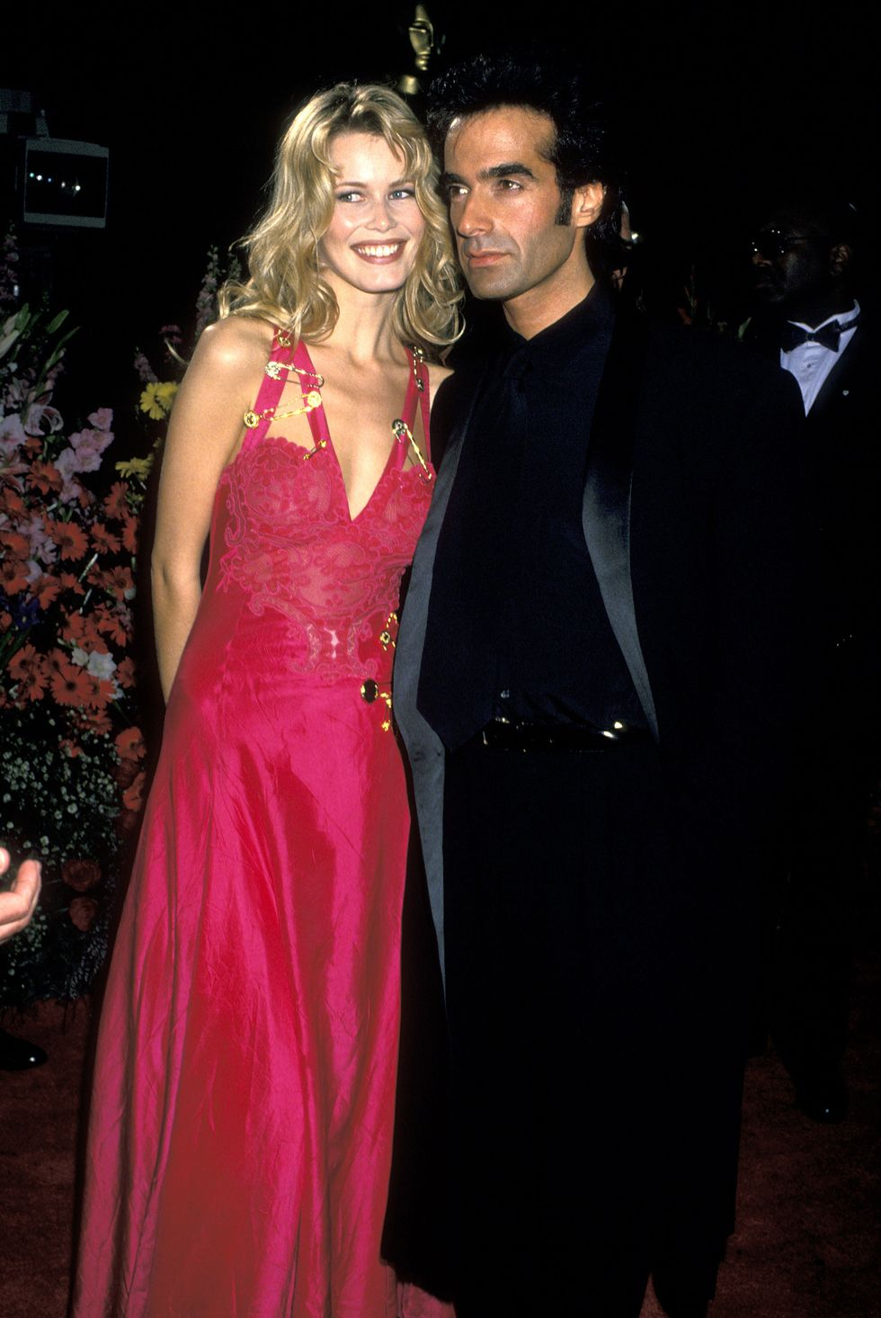 Claudia Schiffer và chiếc đầm màu hồng đã làm nên thương hiệu của cô tại lễ trao giải Oscar 1994, đứng cùng cô là vị hôn thê David Copperfield. 