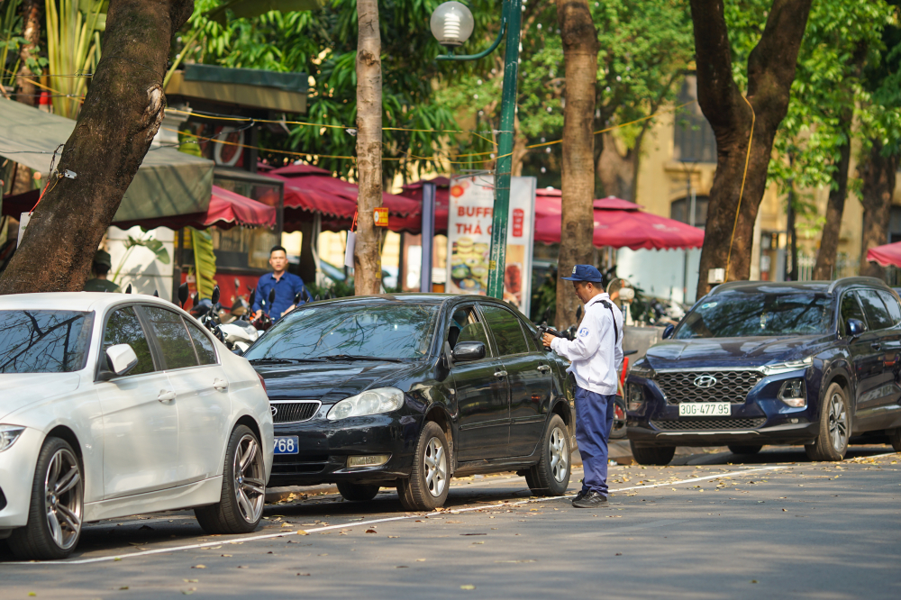 Anh Dũng (Hoàn Kiếm, Hà Nội) cho biết: 'Việc triển khai thu phí không dùng tiền mặt đưa đến sự thuận lợi và minh bạch khi số tiền, thời gian trông giữ đều được thông báo và tiền trừ trực tiếp trên tài khoản. Với ô tô, hầu hết đều có Etc thu phí không dừng nên tiện lợi, người đi xe máy cũng không phải lỉnh kỉnh tiền lẻ để gửi xe'.