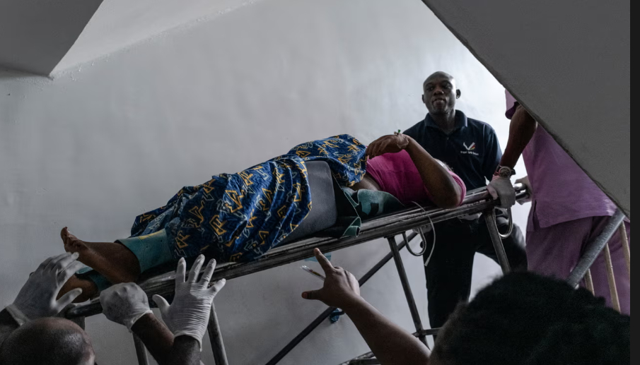 Lawal Arinola, 31 tuổi, đến bệnh viện phụ sản đảo Lagos vào sáng sớm. Tử cung của cô không co bóp sau ca sinh mổ tại trung tâm y tế tư nhân ngày hôm trước. Cô ấy bị mất máu và bị suy thận cấp. Thang máy của bệnh viện đã bị hỏng trong nhiều tháng và rạp chiếu phim ở tầng trệt không có sẵn, vì vậy khi cô bị ngừng tim, cô đã được cáng đưa lên phòng phẫu thuật ở tầng hai. Một bác sĩ gây mê bắt đầu xoa bóp tim, hét lên để adrenaline được truyền vào khi máy theo dõi tim của Arinola phát ra một đường thẳng. Phải 5 phút sau cô mới được hồi sức và bác sĩ Olusola Togunde cùng nhóm của ông có thể tiến hành phẫu thuật cắt tử cung khẩn cấp. Căn phòng rất nóng và nhiều lần y tá lau mồ hôi trên trán Togunde. Anh ấy đang kiểm tra các nguồn chảy máu còn lại thì đèn tắt lần thứ ba trong ngày hôm đó. Về lý thuyết, mọi rạp trong bệnh viện đều được cung cấp năng lượng liên tục từ máy phát điện, nhưng lần này kết nối không thành công. Các máy theo dõi dấu hiệu sinh tồn của Arinola ngừng hoạt động và đèn tắt. Togunde thực hiện các mũi khâu sau phẫu thuật bằng cách sử dụng đèn pin từ điện thoại do một trong những trợ lý của ông cầm. Bất chấp mọi nỗ lực của nhân viên bệnh viện, Arinola vẫn không tỉnh lại sau ca phẫu thuật. Cú sốc nhiễm trùng mà cô ấy gặp phải đã dẫn đến tình trạng rối loạn chức năng đa cơ quan. Cô ấy qua đời trong phòng ICU của bệnh viện tám ngày sau đó.