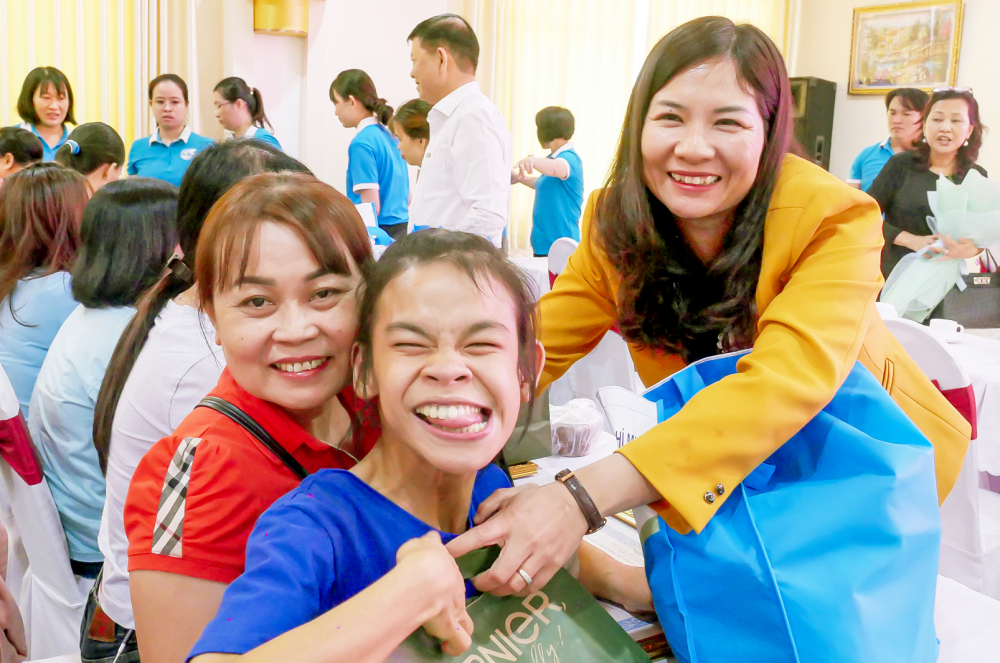 Bà Nguyễn Thị Ngọc Linh - Phó chủ tịch Hội LHPN TPHCM - tặng quà cho vận động viên Nguyễn Phạm Tú Uyên