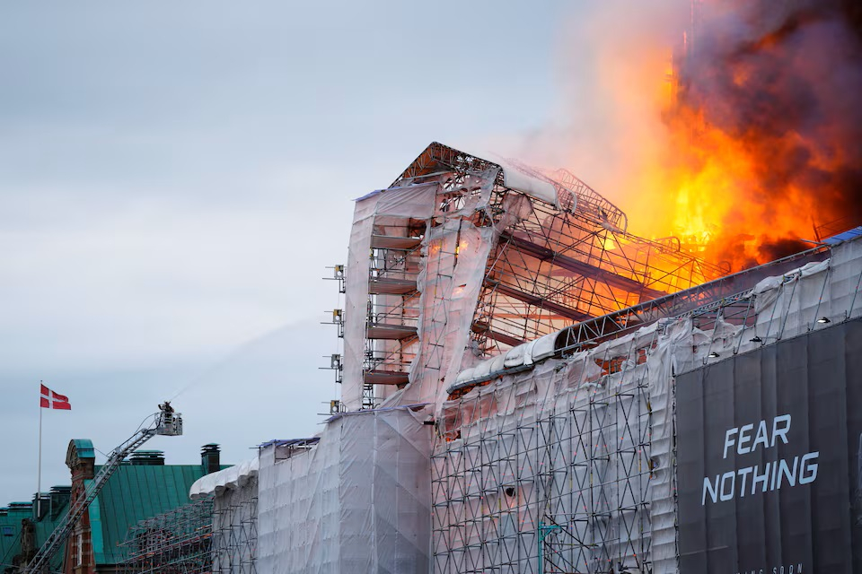 Một lính cứu hỏa cố gắng khống chế ngọn lửa bùng cháy tại Sở giao dịch chứng khoán cũ ở Copenhagen, Đan Mạch - Ảnh: Ritzau Scanpix/Ida Marie Odgaard/REUTERS