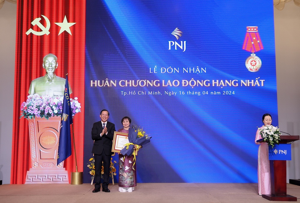 Bà Cao Thị Ngọc Dung được trao tặng Huân chương Lao động hạng Nhất - Ảnh: PNJ