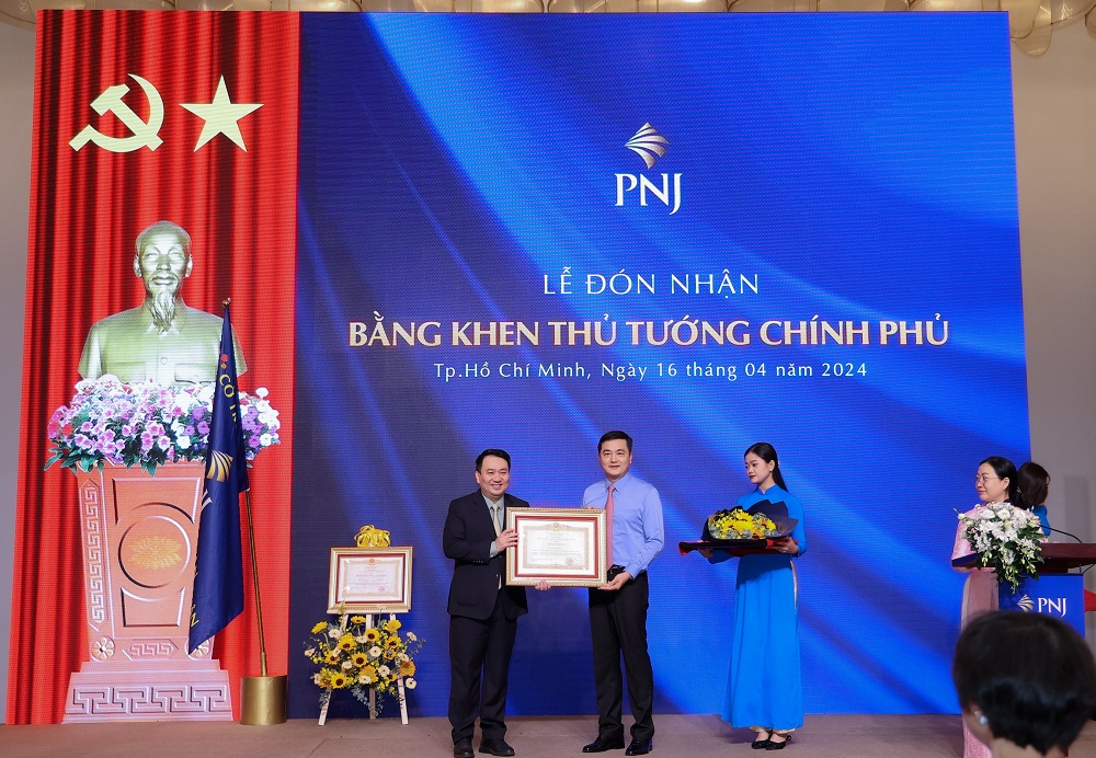 Ông Lê Trí Thông – Phó chủ tịch HĐQT kiêm Tổng giám đốc PNJ vinh dự nhận bằng khen của Thủ tướng Chính phủ - Ảnh: PNJ