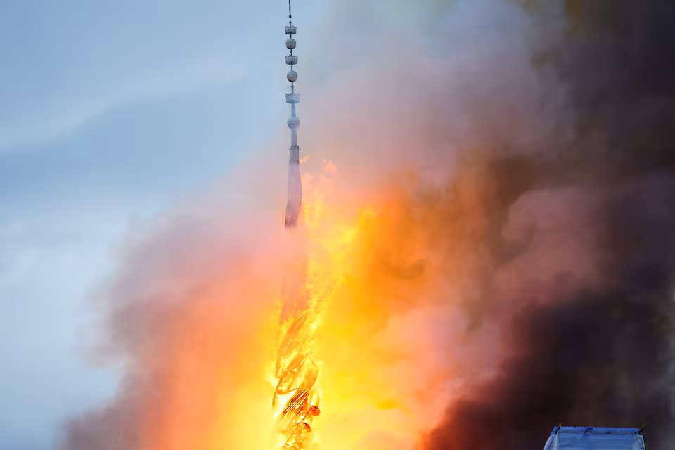 tòa nhà giao dịch chứng khoán lịch sử của Copenhagen bốc cháy khi đang cải tạo và ngọn tháp mang tính biểu tượng sụp đổ trong vụ hỏa hoạn - Ảnh: Ritzau Scanpix/Ida Marie Odgaard/REUTERS
