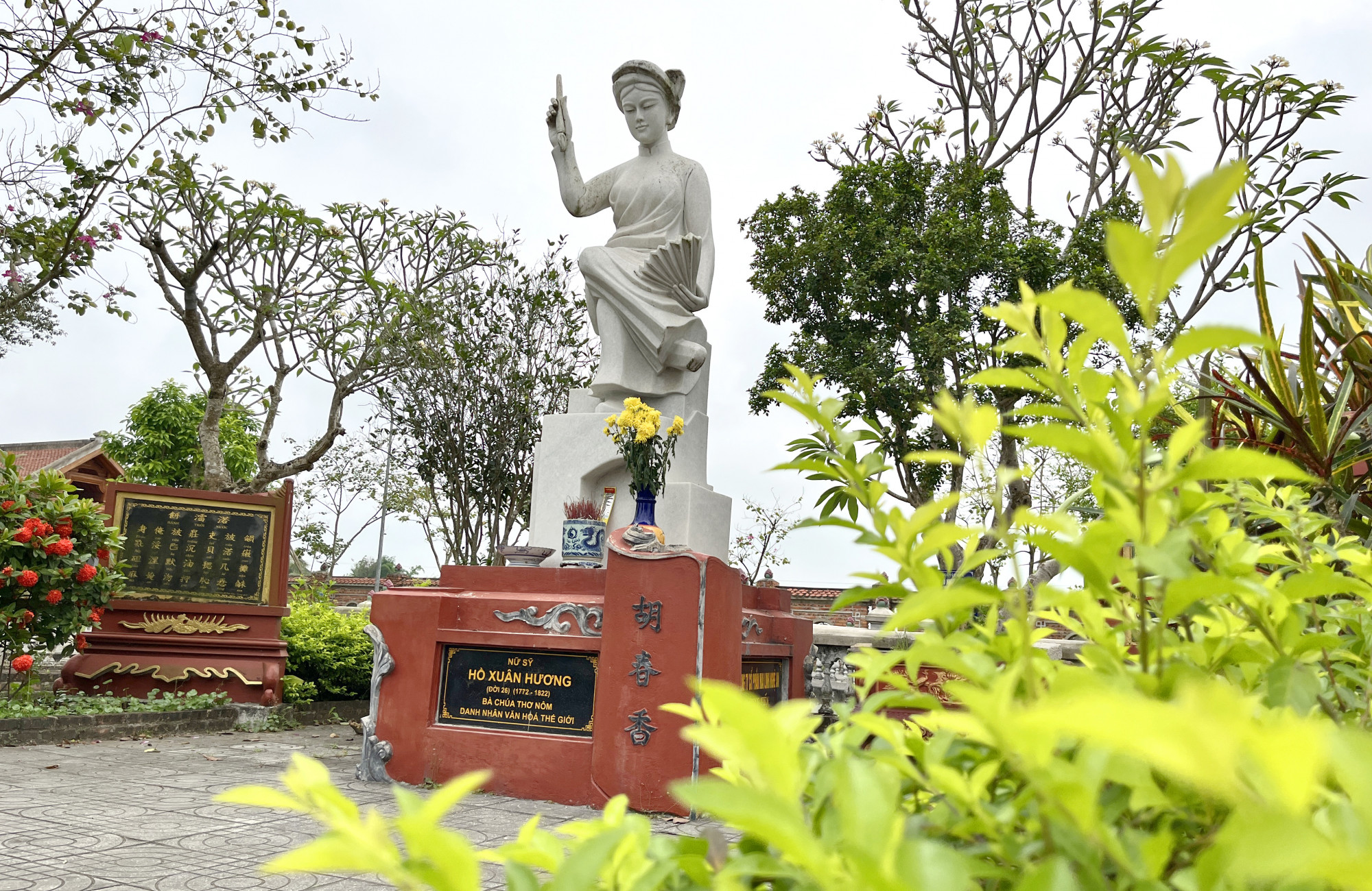 Tượng nữ sỹ Hồ Xuân Hương - Bà chúa thơ Nôm được đặt tại khuôn viên một di tích ở Quỳnh Đôi - Ảnh: Phan Ngọc