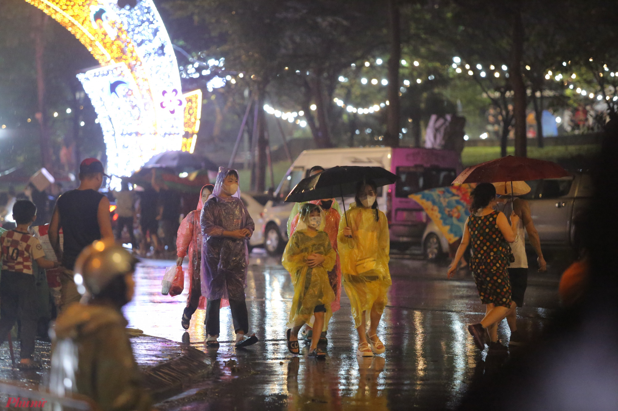 Hàng ngàn người bất chấp trời mưa lớn, chờ đợi pháo hoa dịp Giỗ tổ Hùng Vương 2024.