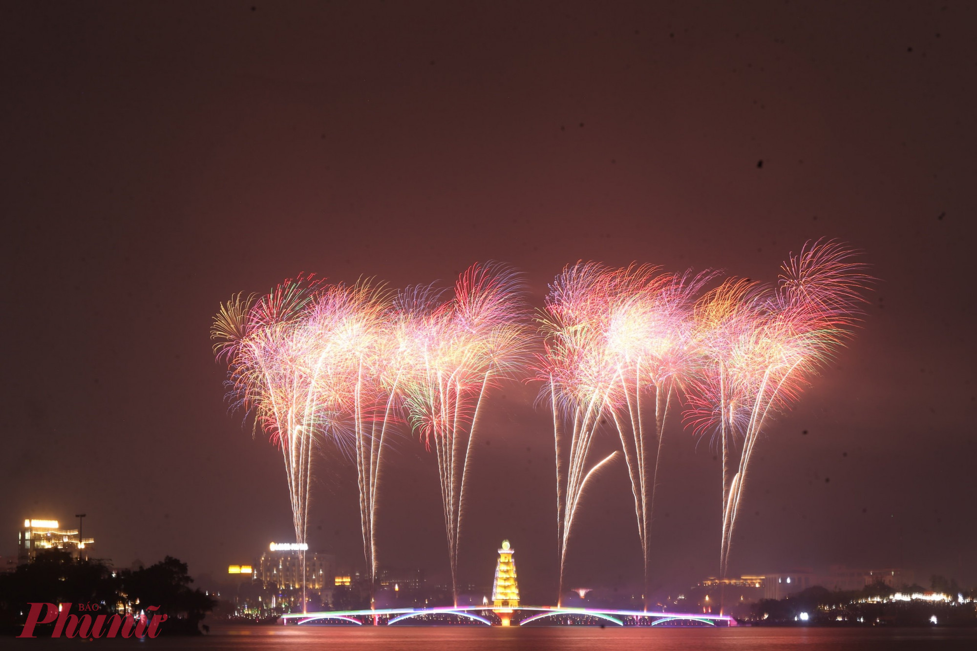 Đúng 21 giờ 30, pháo hoa rực sáng trên bầu trời công viên Văn Lang. 