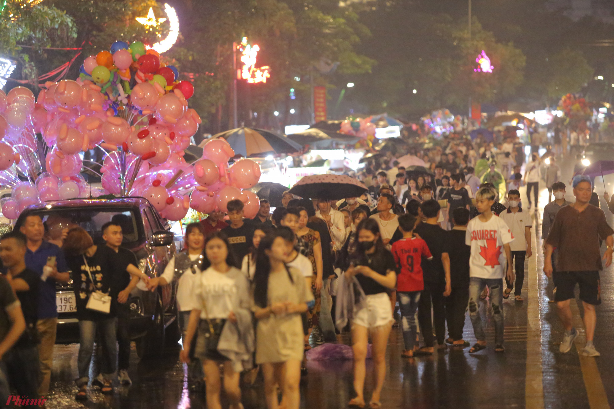 Theo ghi nhận, từ hơn 20 giờ ngày 17.4, mưa rào kèm sấm chớp xuất hiện quanh khu vực công viên Văn Lang (P.Tiên Cát, TP.Việt Trì), nơi diễn ra màn bắn pháo hoa chào mừng dịp lễ giỗ tổ Hùng Vương.