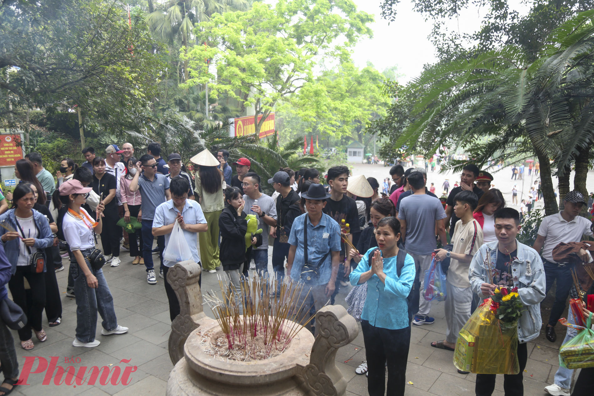 Chị Nguyễn Thị Mỹ (Sơn Dương - Tuyên Quang) cho biết, dù mai mới là ngày lễ chính nhưng vì sợ đông người, chen lấn nên chị cùng gia đình đã thuê xe để lên đền Hùng dâng hương, hành lễ sớm vào ngày hôm nay. 'Hôm nay lượng khách khá đông, tuy nhiên mọi người đều nghiêm chỉnh chấp hành các quy định của ban tổ chức, xếp hàng di chuyển ngay ngắn. Bởi vậy cuộc hành hương của tôi cũng trở nên thuận lợi hơn.'