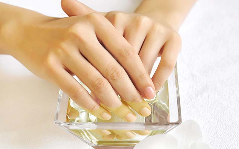 5. Dầu ô liu: Thoa dầu ô liu lên móng tay, chân khoảng 15 phút mỗi ngày sẽ giúp khắc phục tình trạng móng bị ố vàng, hạn chế móng bị giòn và dễ gãy. Sau khi thoa dầu ô liu, bạn nên rửa lại thật sạch với xà phòng dịu nhẹ để tránh gây hại cho da tay.