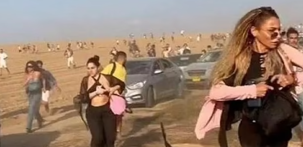 Những người tham gia lễ hội bỏ chạy khi các tay súng Hamas xông vào sự kiện vào ngày 7 tháng 10 năm ngoái