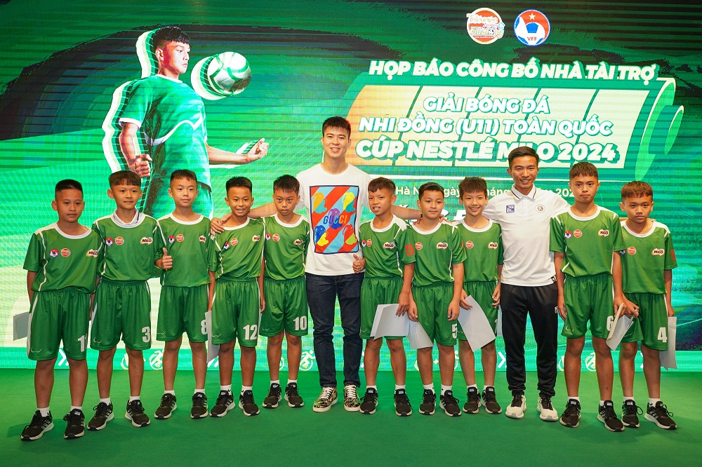 Tuyển thủ Quốc gia Đỗ Duy Mạnh truyền cảm hứng đến các cầu thủ nhí - Ảnh: Nestlé MILO