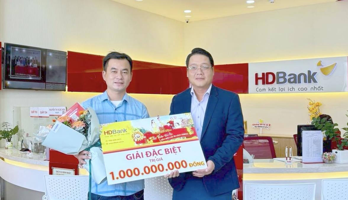 Khách hàng Dương Hoàng Dinh (Phòng giao dịch Nhơn Trạch) vô cùng bất ngờ khi biết tin mình trở thành tỉ phú. Anh phấn khởi đến nhận giải Đặc biệt là sổ tiết kiệm 1 tỉ đồng tại phòng giao dịch HDBank - Ảnh: HDBank