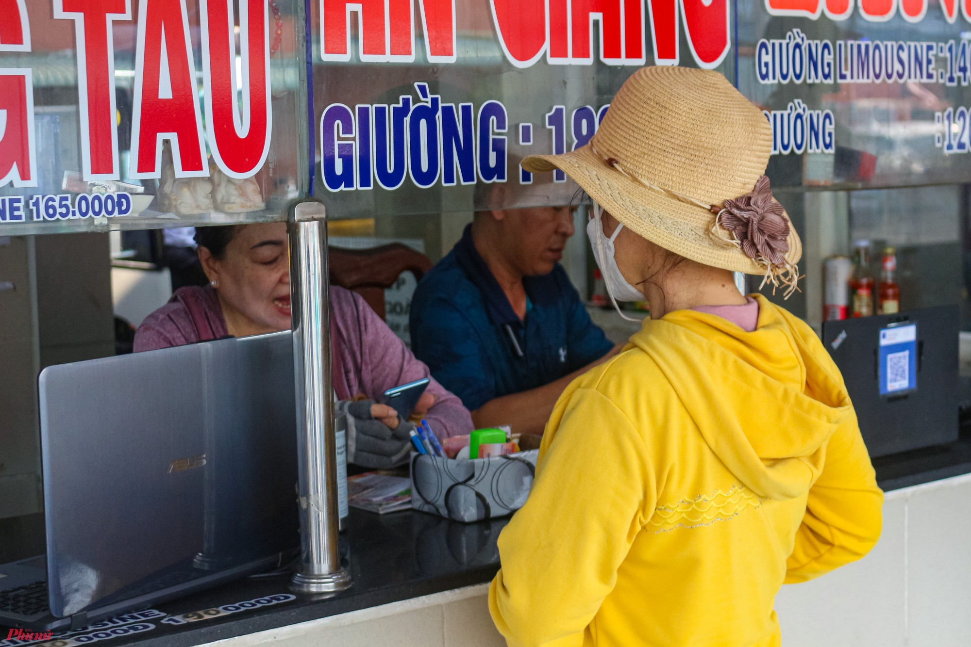 Bên trong các quầy bán vé của bến xe, các chặng ngắn đến khu vực các tỉnh ở vùng Đồng bằng Sông Cửu Long nhu cầu khách mua vé không cao so với dịp nghỉ lễ 30/4 và 1/5 sắp tới, cũng chỉ lát đát vài khách