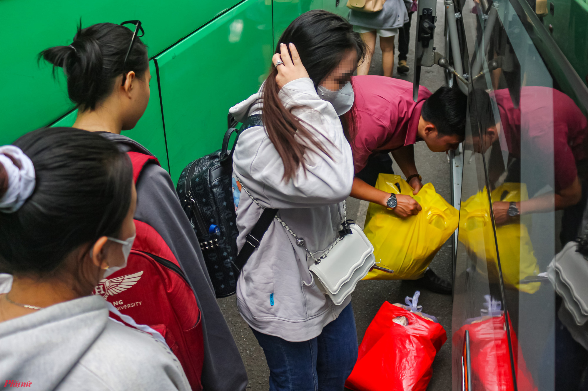 Tương tự, tại Bến xe Miền Tây vào chiều cùng ngày, phóng viên ghi nhận có rất ít người dân tay lỉnh kỉnh hành lý đổ về đây chuẩn bị lên các chuyến xe về quê nghỉ lễ.