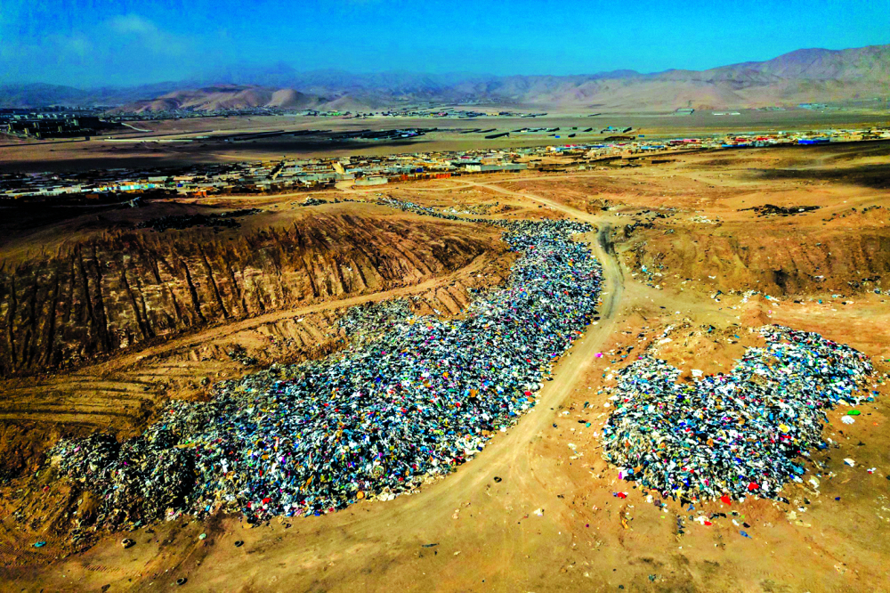 Quang cảnh quần áo đã qua sử dụng bị vứt bỏ trên sa mạc Atacama, ở Alto Hospicio, Iquique, Chile - ẢNH: TAMARA MERINO