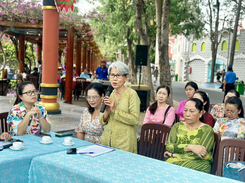 Bà Trần Thị Thanh Hương (phường 8, quận 11)  phát biểu tại tọa đàm “Hiệu quả mô hình Điểm đọc báo hội”