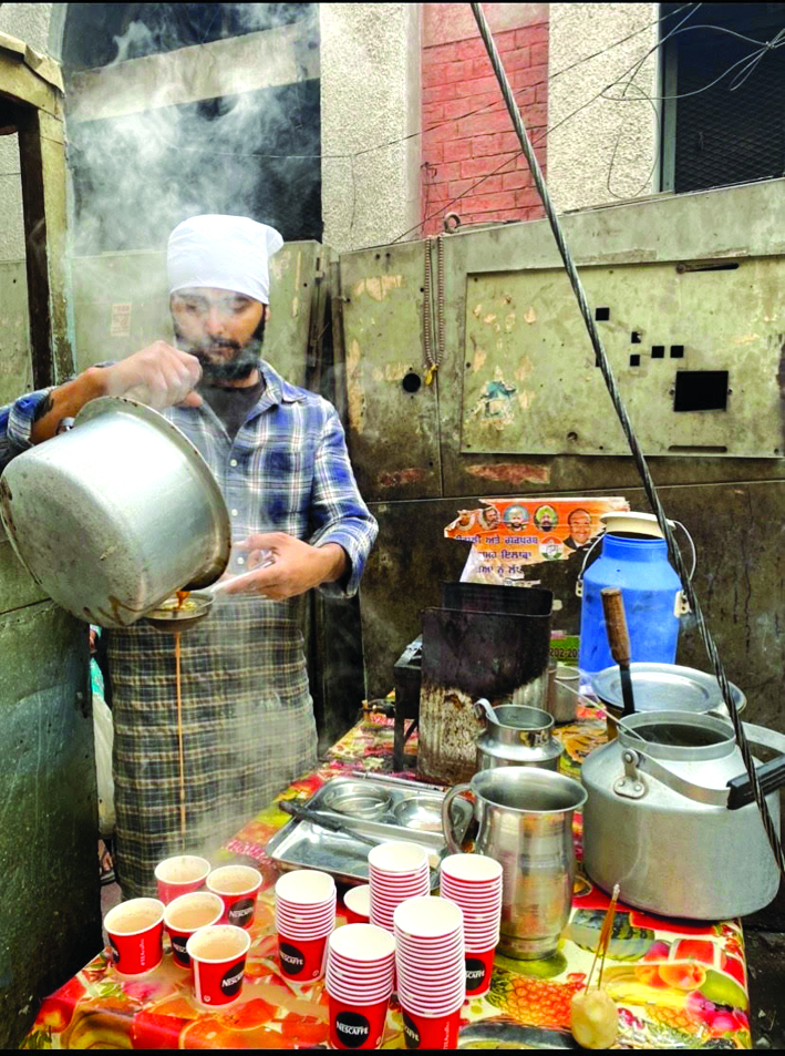 Một chaiwalla đường phố ở Amritsar - ẢNH: HỒNG MY