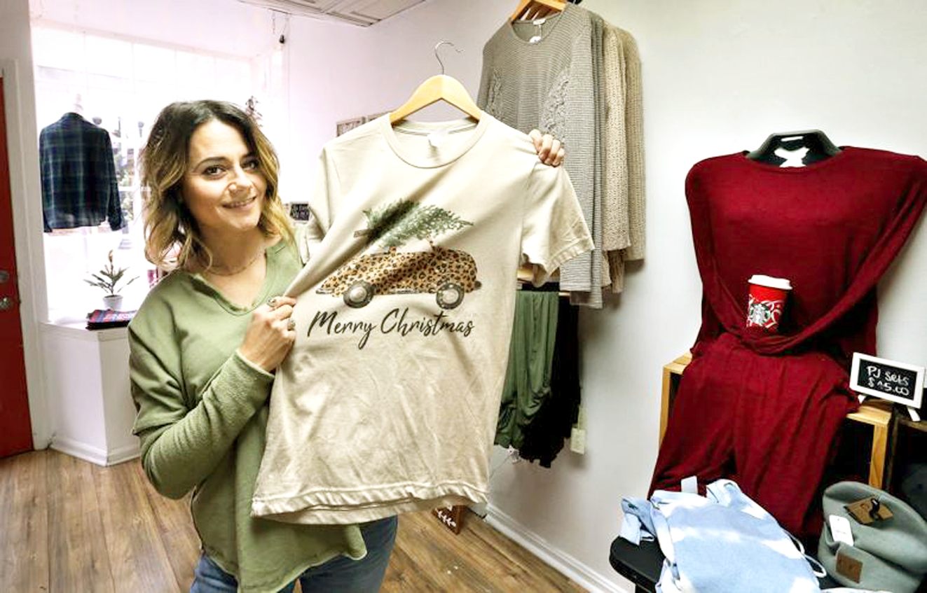 Lacey Larrick là chủ tiệm kinh doanh quần áo Still Meadow Boutique ở Virginia (Mỹ) - nơi cô khởi nghiệp năm 2019 bằng một trang web và một số kênh mạng xã hội - Nguồn ảnh: AP