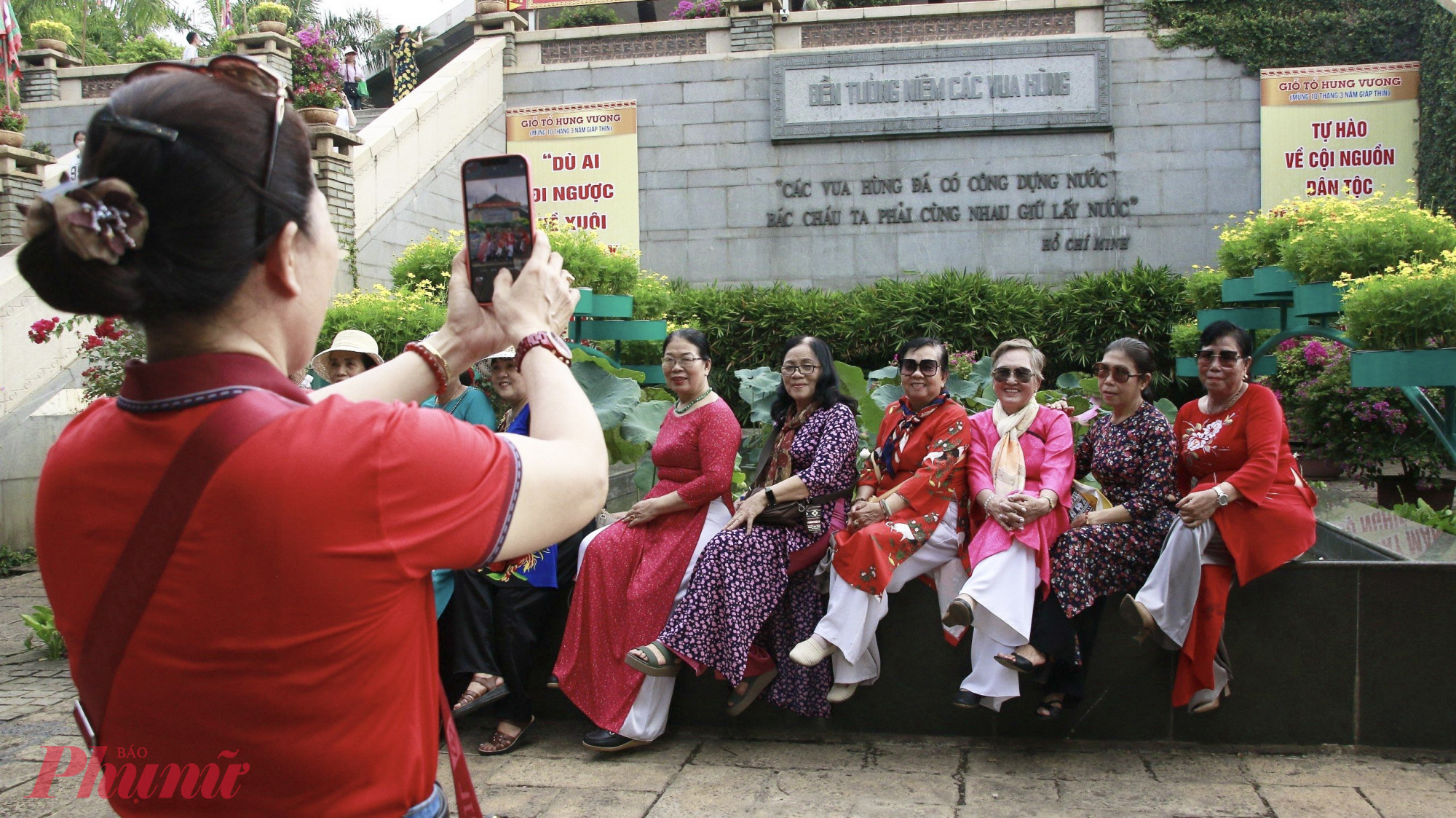 Người dân chụp ảnh lưu niệm tại khu tưởng niệm các vua Hùng
