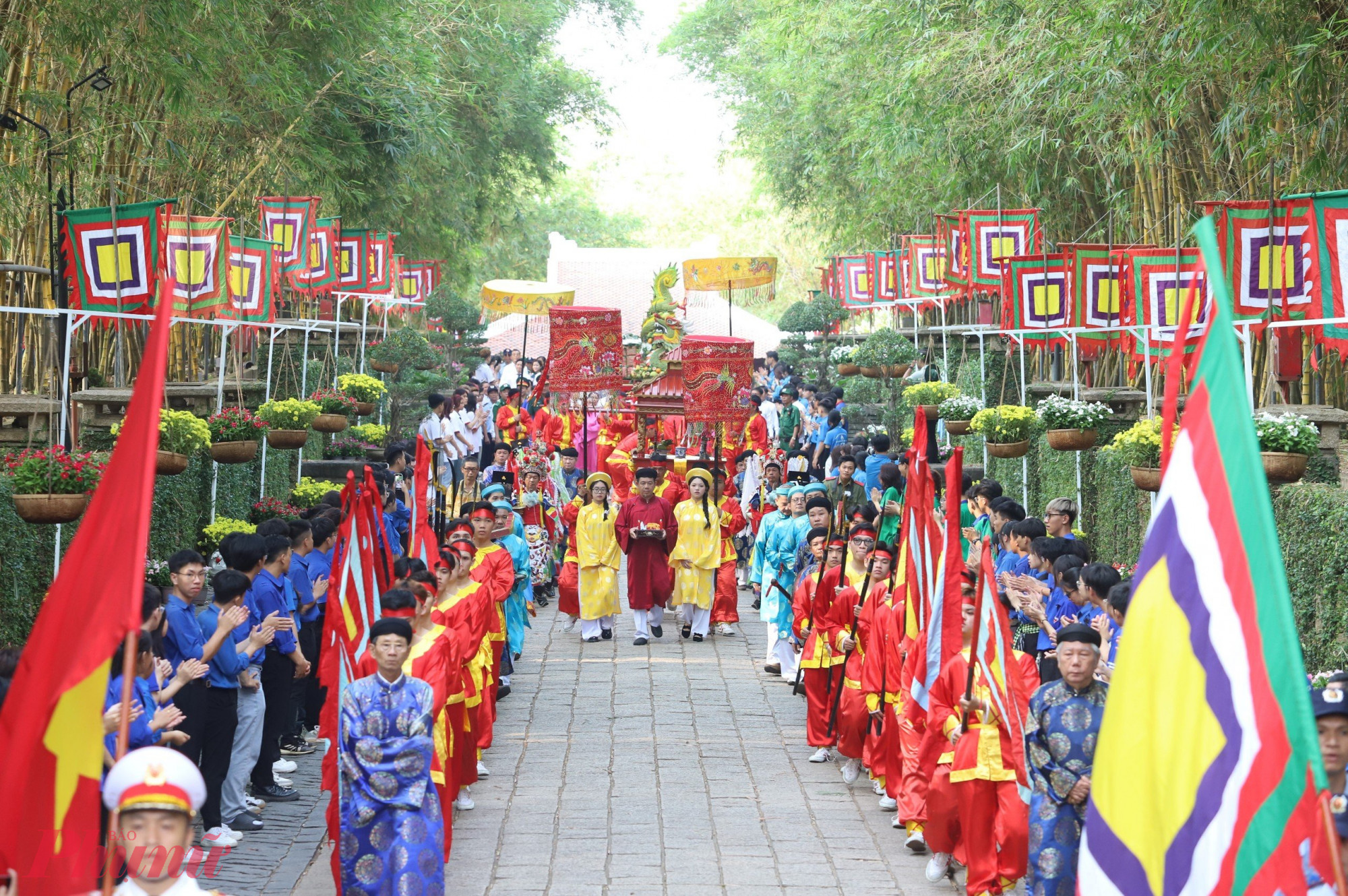 Đoàn diễu hành thực hiện nghi thức rước kiệu Giỗ tổ Hùng Vương