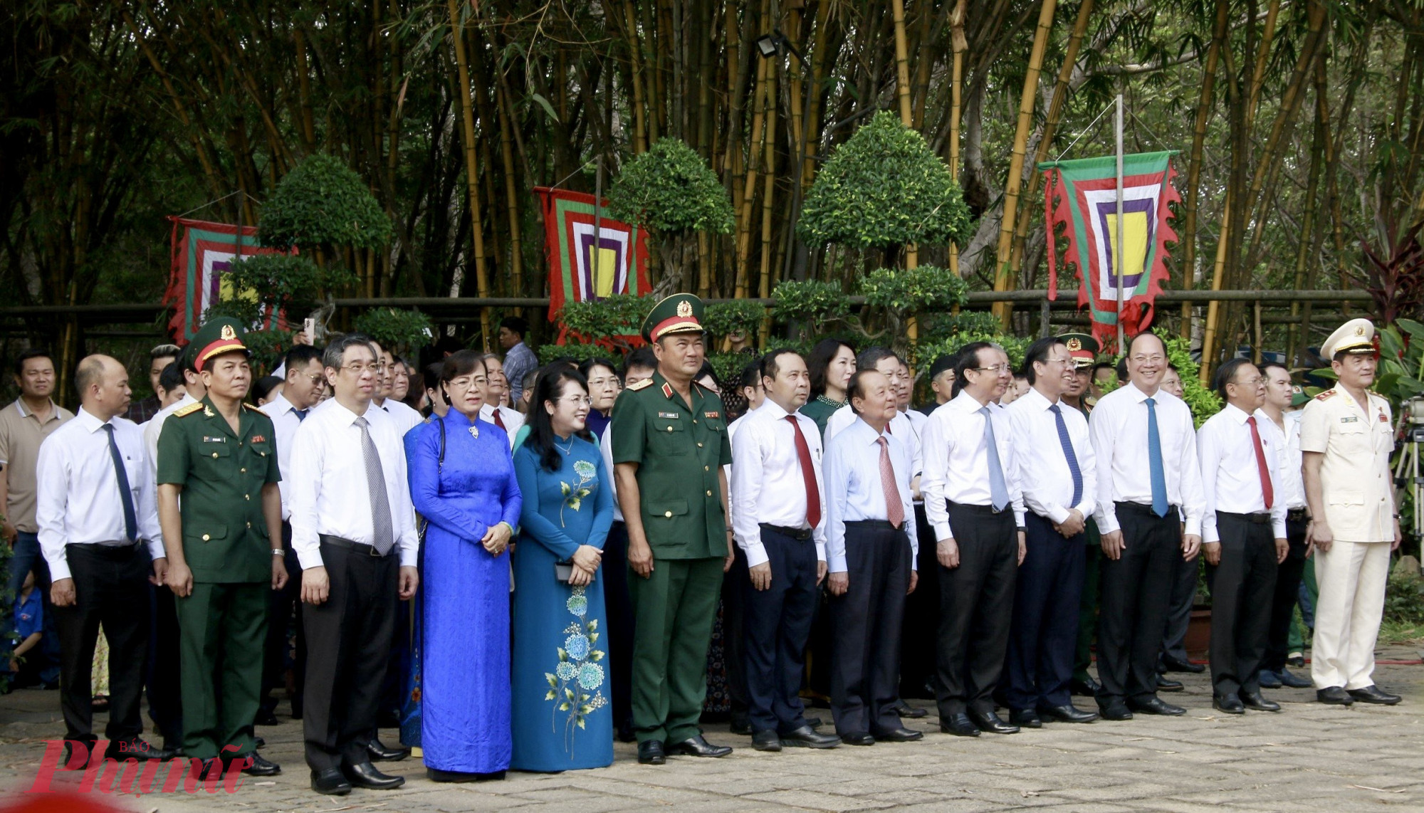 Bí thư Thành ủy TPHCM Nguyễn Văn Nên cùng các lãnh đạo di chuyển vào đền tưởng nhớ Vua Hùng
