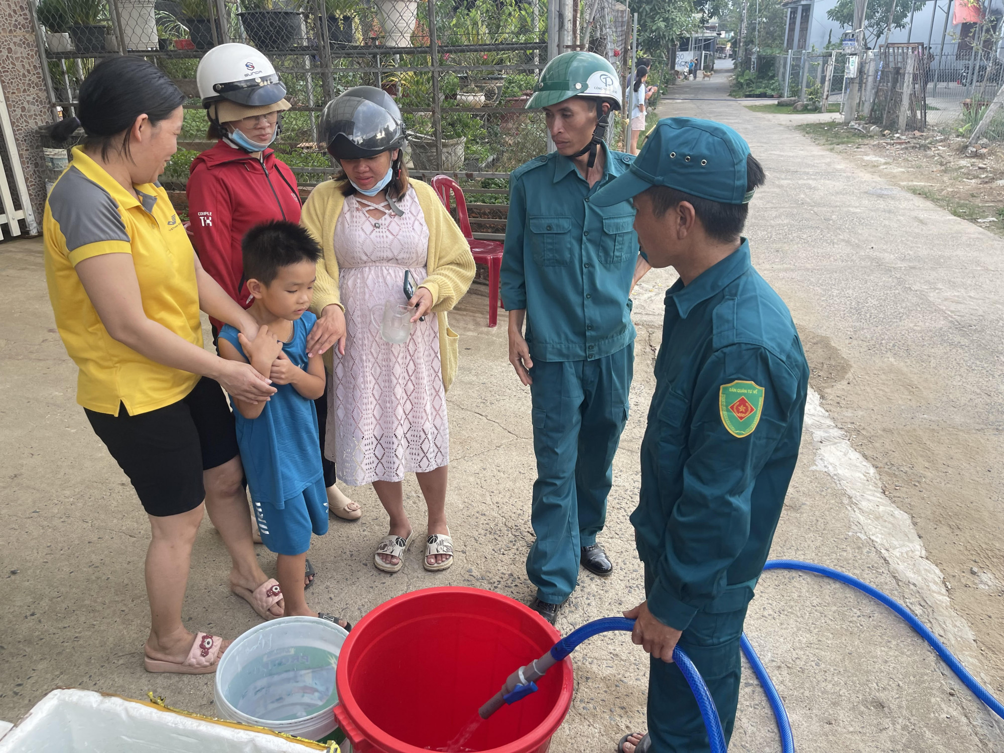 Mỗi hộ dân được hỗ trợ khoảng 30-100 lít nước sạch. Dụng cụ đựng nước phải được chà rửa sạch sẽ mới được hỗ trợ.