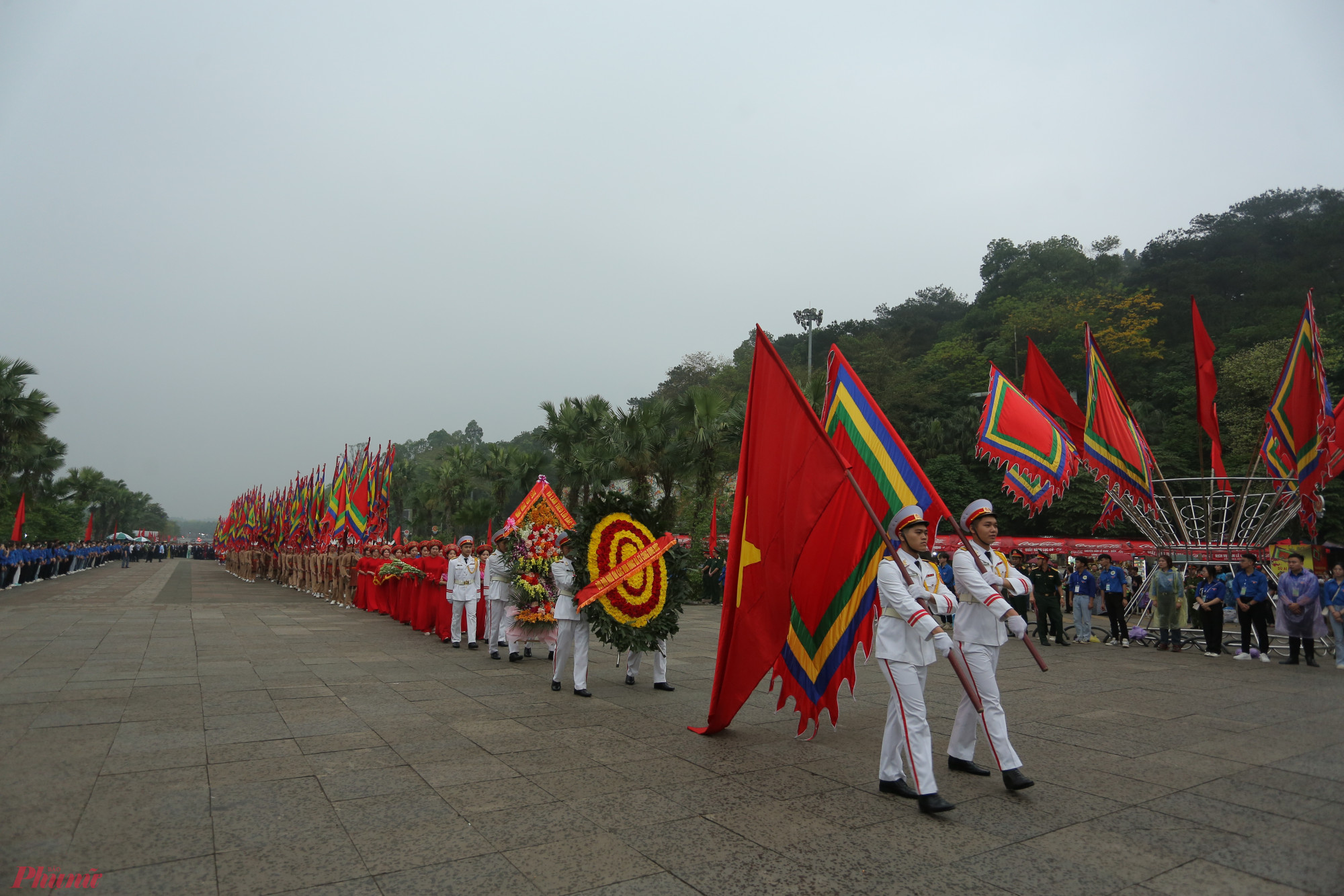 Các đại biểu có mặt từ sớm chuẩn bị Lễ dâng hương. Đi đầu đoàn hành lễ là đội tiêu binh rước Quốc kỳ, cờ hội và vòng hoa mang dòng chữ Đời đời nhớ ơn các Vua Hùng đã có công dựng nước.