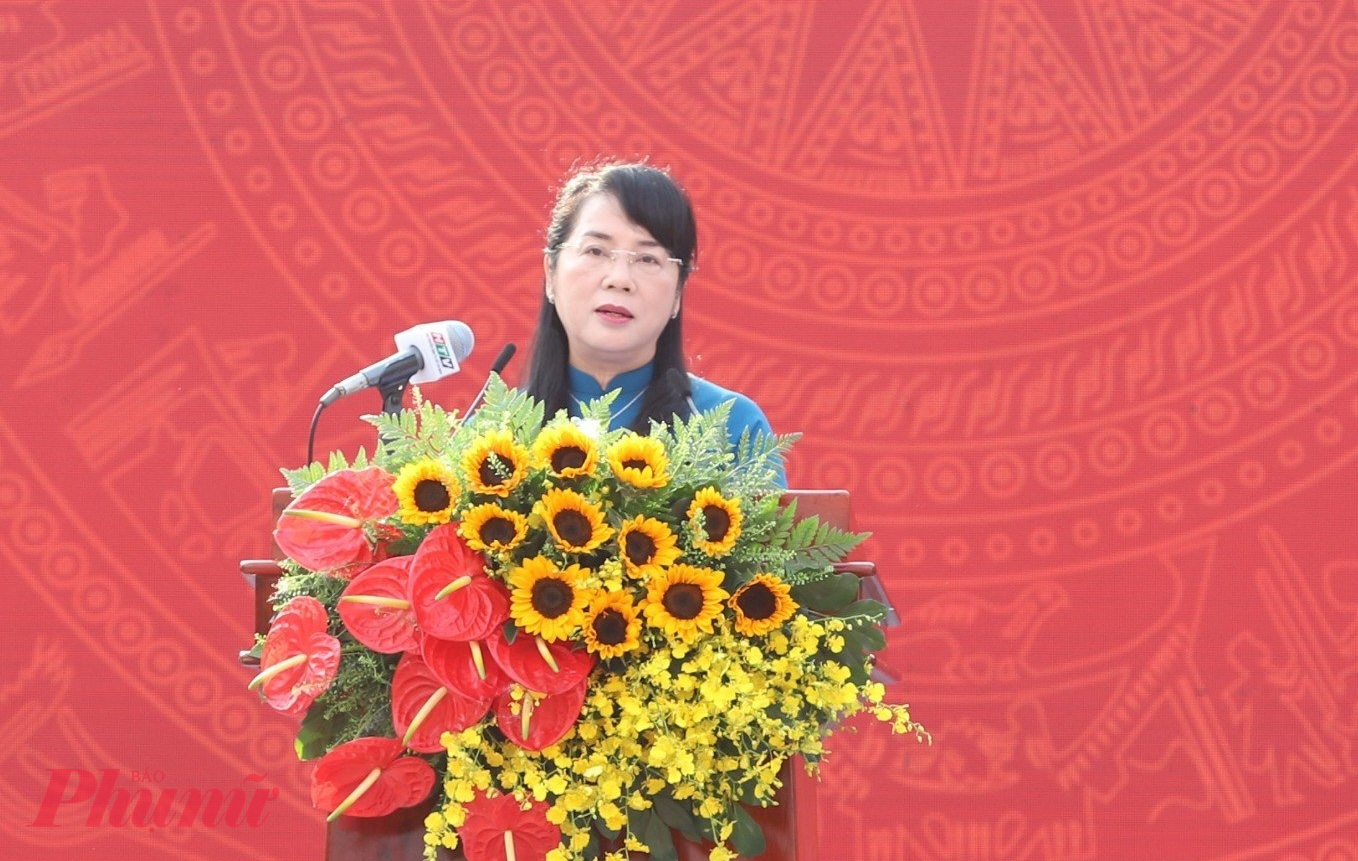 Chủ tịch Ủy ban MTTQ Việt Nam TPHCM Trần Kim Yến phát biểu tại buổi lễ