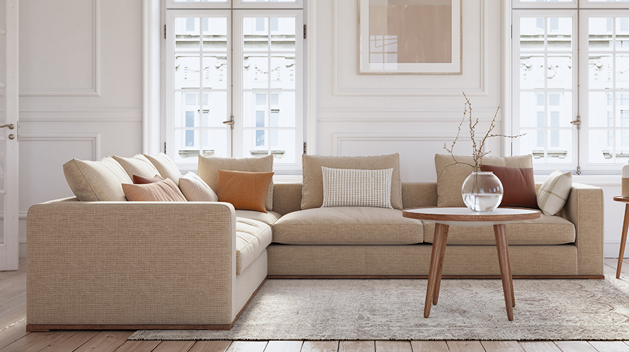 Ghế sofa Viền vàng trên ghế sofa là một cách sang trọng và vượt thời gian để trang trí cho căn phòng đồng thời che giấu chân đồ nội thất. Jason Saft, người sáng lập kiêm Giám đốc điều hành của Staged to Sell Home, cho biết: “Chiều rộng và màu sắc có thể khác nhau, nhưng một chiếc ghế sofa sẽ luôn trông đặc biệt và tùy chỉnh hơn với những đường diềm” . Gilmore thích sử dụng viền bàn chải trên ghế sofa. Cô nói: “Đó là một cách tuyệt vời để thêm chút pizzaz vào khung hình